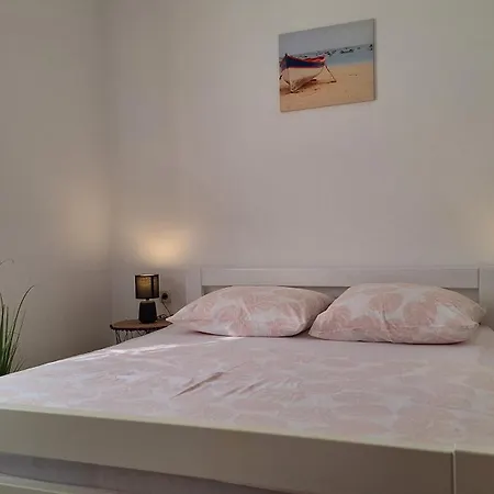 Apartment L&r Vir